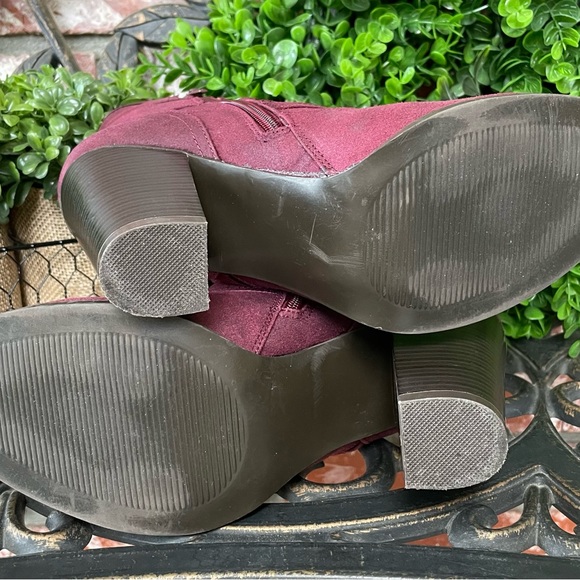 JustFab Binnae High Heeled Bootie; Burgundy Suede W/Multi-Straps & Buckles; Sz 9 - Picture 15 of 16